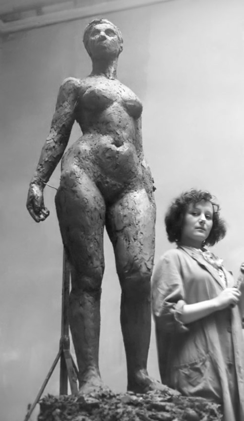 Teresa Brzóskiewicz przy jednej ze swych rzeźb <br> ASP Warszawa, ok. 1952 Teresa Brzóskiewicz przy jednej ze swych rzeźb <br> ASP Warszawa, ok. 1952