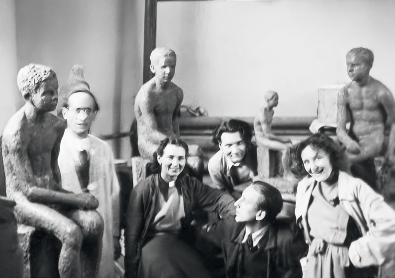 Teresa Brzóskiewicz (po prawej) z Kolegami <br>w Akademii Sztuk Pięknych w Warszawie, ok. 1952 Image