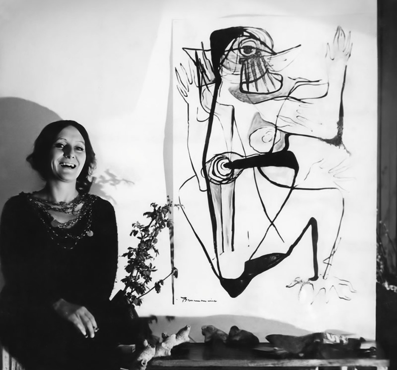 Teresa Brzóskiewicz przy jednym ze swych rysunków <br>(lata 1970 archiwum Iny Stefanowicz-Schmidt) Teresa Brzóskiewicz przy jednym ze swych rysunków <br>(lata 1970 archiwum Iny Stefanowicz-Schmidt)