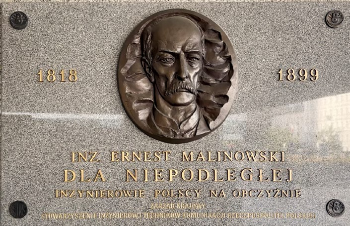 Portret Ernesta Malinowskiego (2020 -kopia oryginału z 1996) <br>ul. Emilii Plater, Dworzec Centralny PKP, Warszawa <br>(foto Marcin Jamkowski) Portret Ernesta Malinowskiego (2020 -kopia oryginału z 1996) <br>ul. Emilii Plater, Dworzec Centralny PKP, Warszawa <br>(foto Marcin Jamkowski)